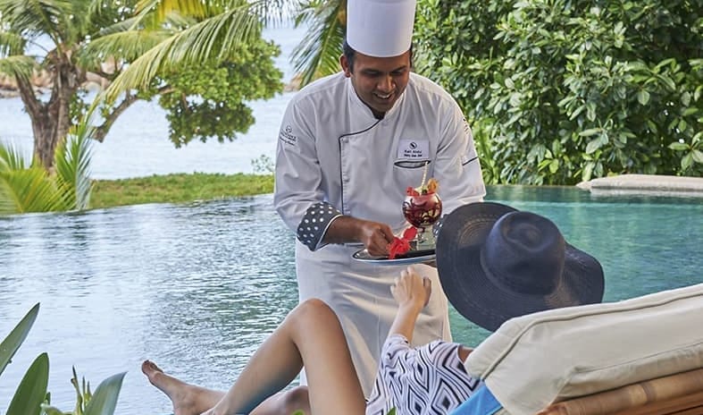 LEGEN BAR BY THE POOL